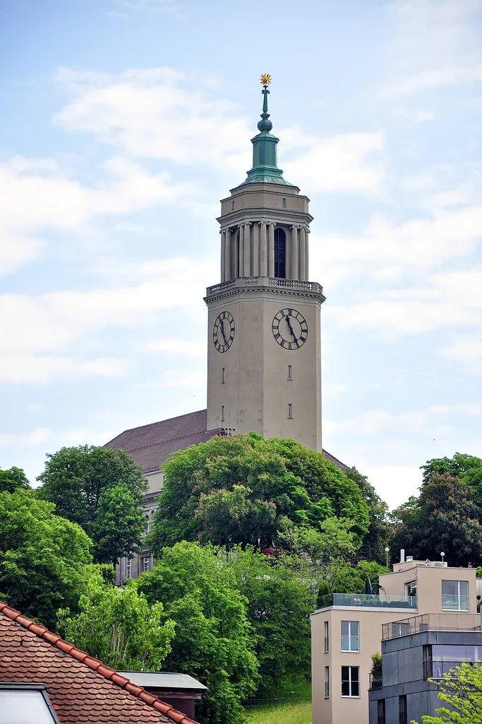 Grosse Kirche in Zürich-Fluntern