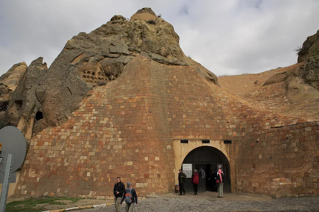 Die praktisch vollständig ausgemalte Kirche liegt auf der Nordostseite der Müze Caddesi, sie musste in den 1990ern sehr aufwändig gesichert und saniert werden. Die Folge ist das Mauerwerk um den Zugang, für den ein Stahlbetonbogen gebaut werden musste. Auch in dieser Kirche ist, offiziell für den Schutz der Fresken, das Fotografieren und Filmen verboten. Wenn es nur um den Schutz der Fresken ginge, würde ein Verbot von Blitz- und Zusatzlicht völlig reichen.
