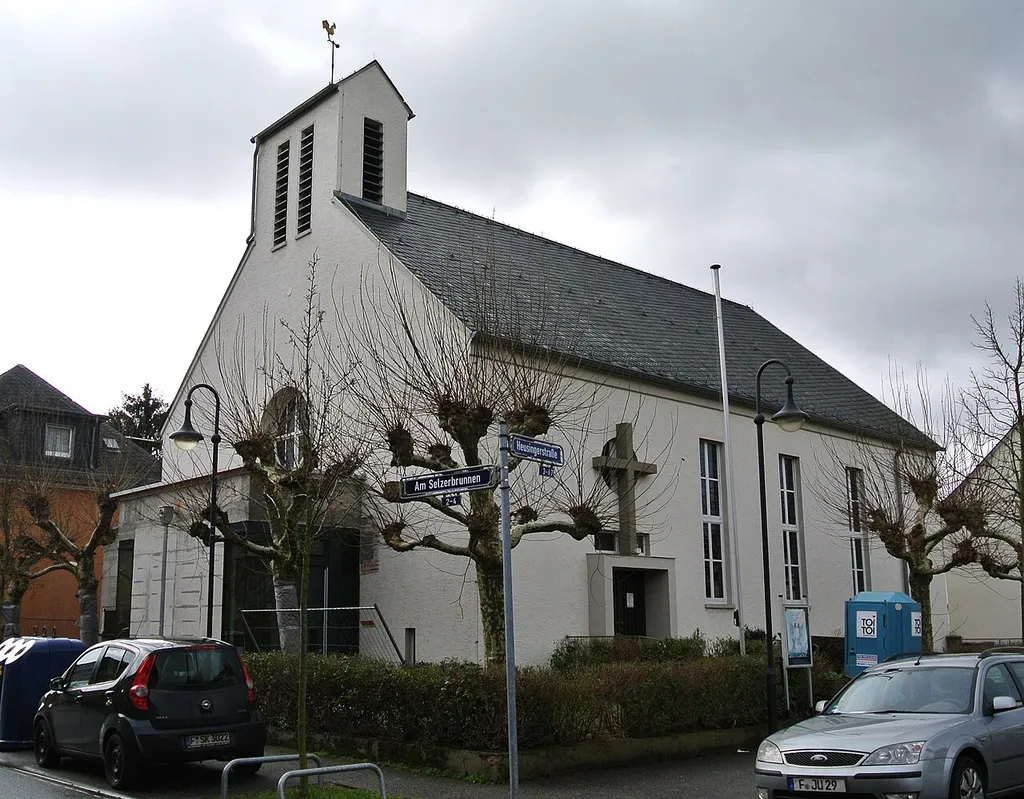 Evangelische Apostelkirche in Frankfurt-Nied, Eisenbahnersiedlung, Heusingerstraße 1; Baujahr 1933; Architekt: Regierungsbaumeister Waltenberg