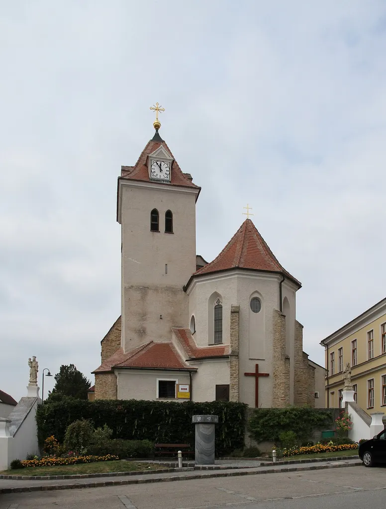 Die katholische Pfarrkirche hl. Bartholomäus in Gansbach, ein Ortsteil der niederösterreichischen Gemeinde Dunkelsteinerwald. Chor aus dem 14. Jahrhundert, Hauptschiff und der Südturm im Kern vermutlich aus dem 15. Jahrhundert.