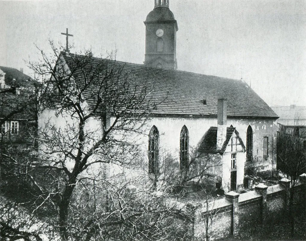 Johanneskirche (Berlin-Spandau), Ansicht von Westen. Im Hintergrund ist der Turm der Sankt-Nikolai-Kirche zu sehen