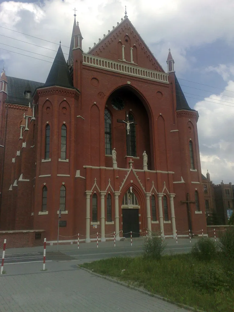 Nysa - kościół par. p.w. Matki Boskiej Bolesnej (foto kpt. Tomek Nysa 2012 WIKI lubi zabytki)