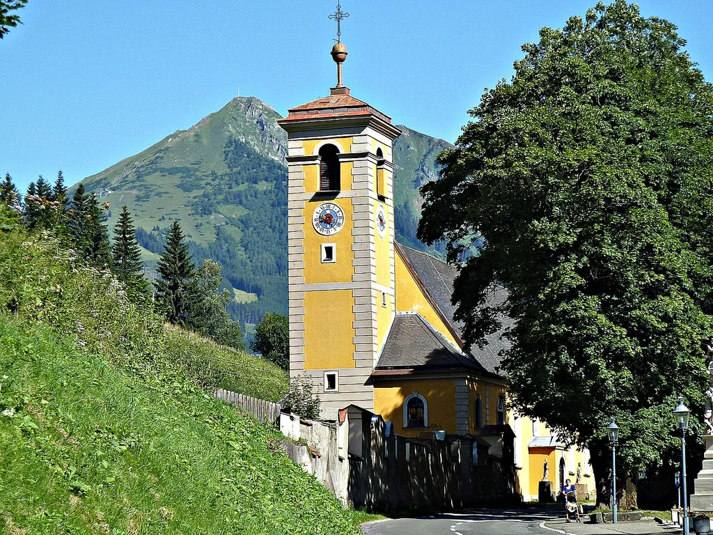 Kath.Pfarrkirche Mariä Himmelfahrt Vordernberg, im Hintergrund der Polster
