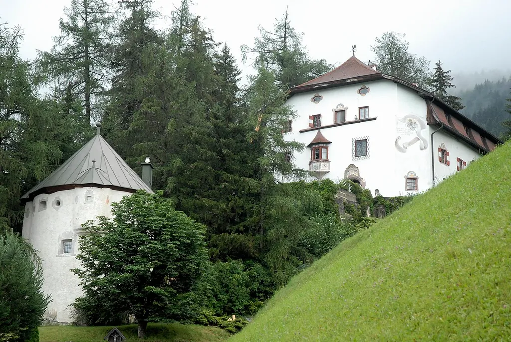 Burg Arnholz in Pfons This media shows the protected monument with ObjektID 39926 in Austria. (Commons, de, Wikidata)