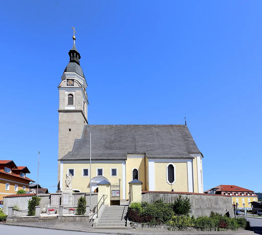 Südostansicht der katholischen Pfarrkirche hl. Jakob der Ältere in der oberösterreichischen Gemeinde Lengau. Eine im Kern gotische Kirche, die Mitte des 17. Jahrhunderts brockisiert wurde.