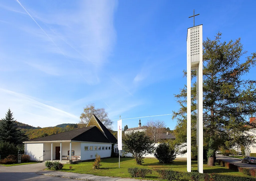 Evangelische Kirche in der niederösterreichischen Stadt Gloggnitz. Die Dreieinigkeitskirche mit frei stehendem, hohem Glockenturm wurde in den Jahren 1967/68 nach Plänen von Rudolf Angelides anstelle einer aus dem Jahre 1948 stammenden Notkirche erbaut.