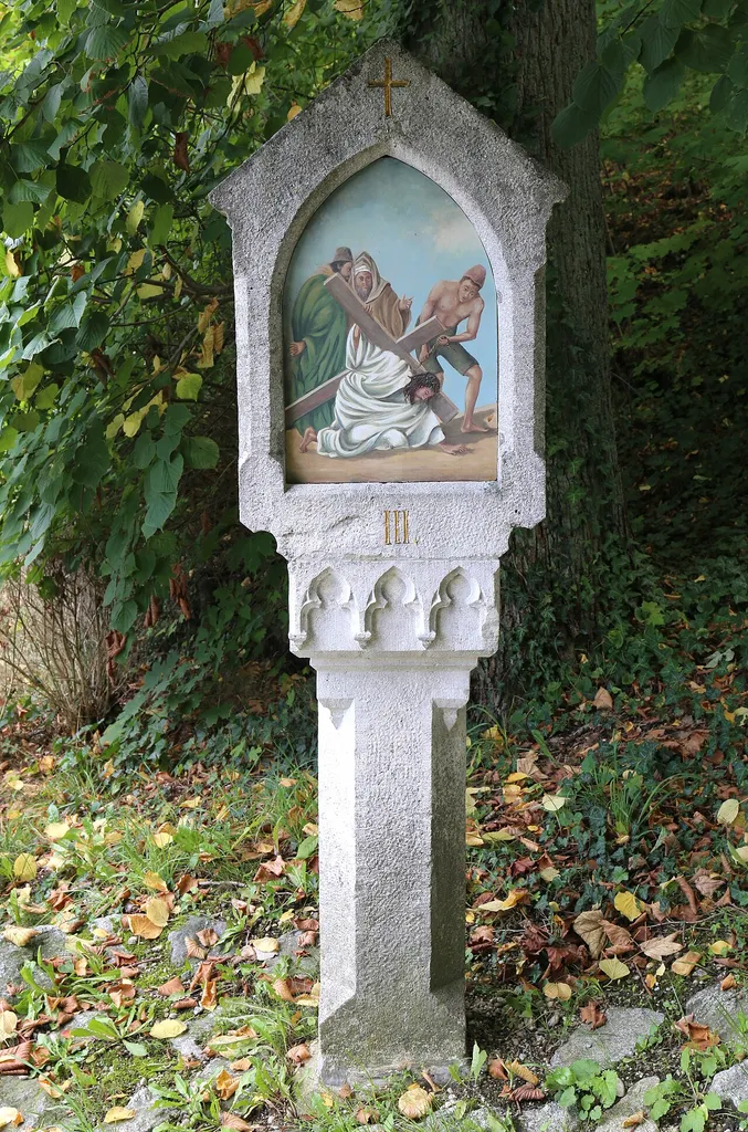 Karmeliterweg, Mainburg; Kreuzweg, 14 Stationen, ädikulaartige Bildstöcke mit spitzbogigen Bildfeldern, auf Pfeilern mit Blendmaßwerken, neugotisch, 1854