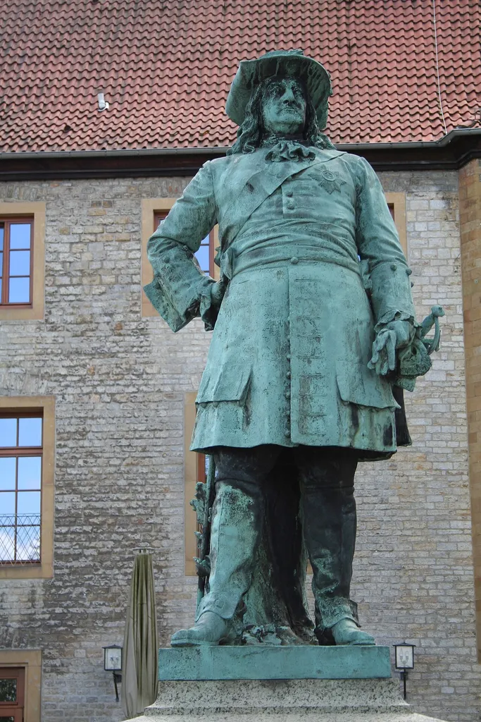 Denkmal des Großen Kurfürsten auf der Sparrenburg in Nahaufnahme.