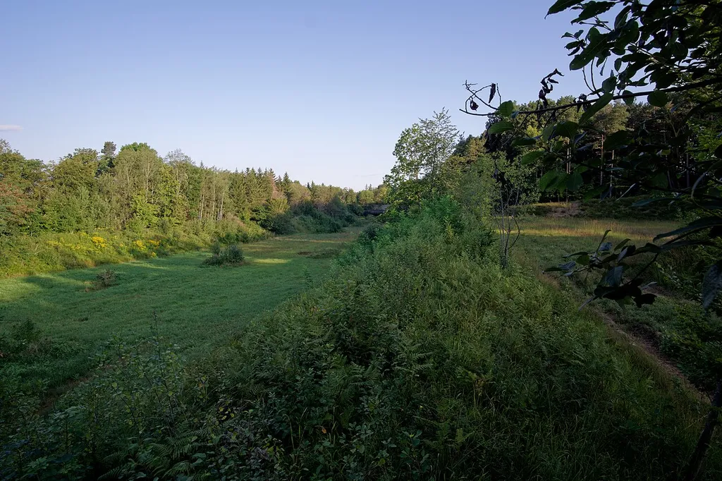 Naturschutzgebiet Krähenhäule bei Esslingen am Neckar. Links die längere westliche Hälfte, rechts die kürzere östliche.