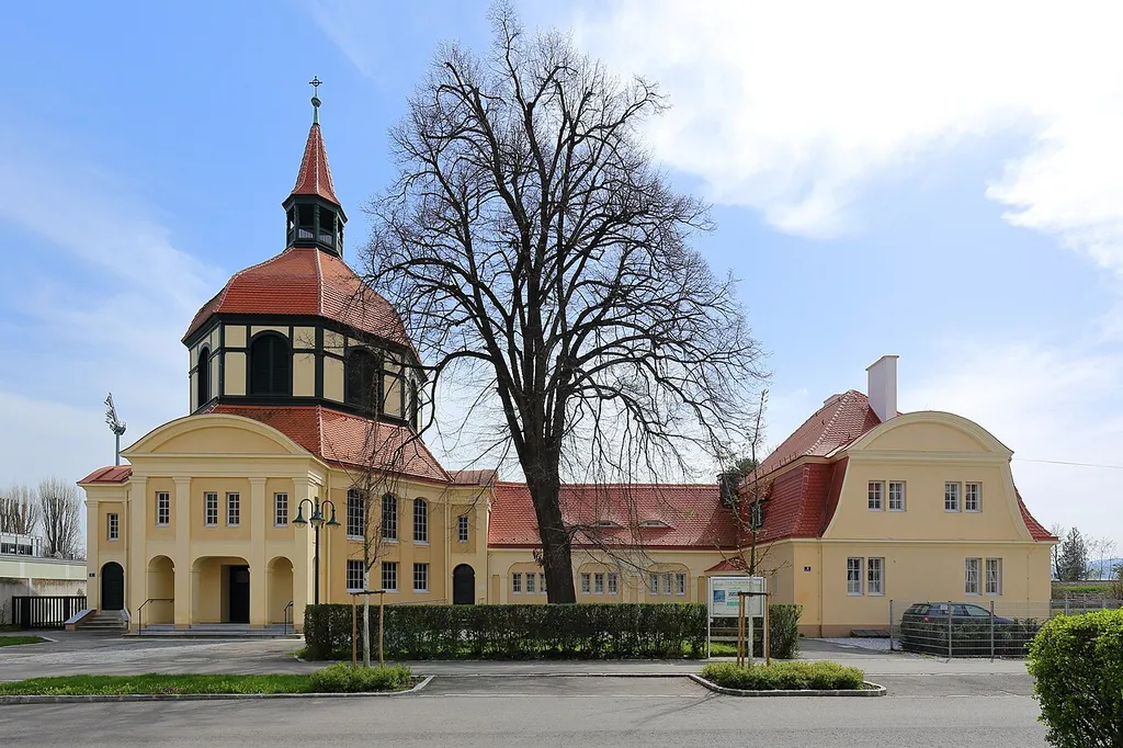Nordansicht der Heilandskirche in der niederösterreichischen Stadt Krems an der Donau.Der oktogonale Kuppelbau wurde nach den Plänen des Architekten Otto Bartning errichtet und 1913 geweiht. Westseitig schließt der Gemeindsaal und das Pfarrhaus an.