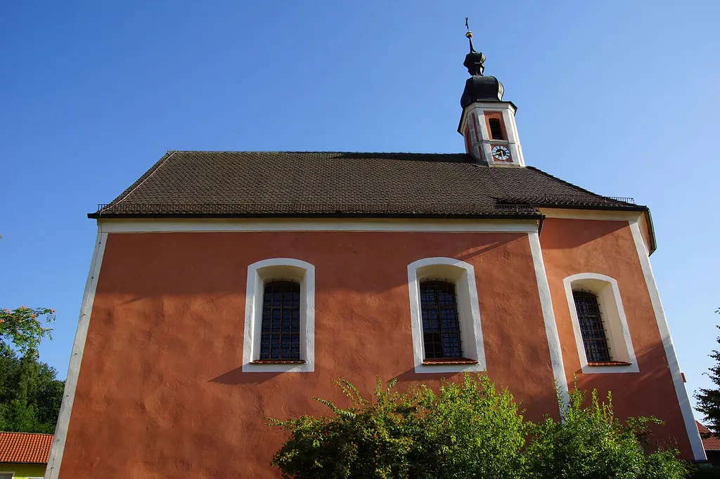 Die katholische Filialkirche in Roßthal bei Berching in der Oberpfalz: