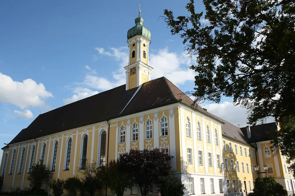 Klosterkirche Maria Medingen in Mödingen (Landkreis Dillingen an der Donau), Kirche (1717–1719) und Westtrakt (1720–1725) des ehemaligen Dominikanerinnenklosters von Dominikus Zimmermann, Ansicht von Nordwesten