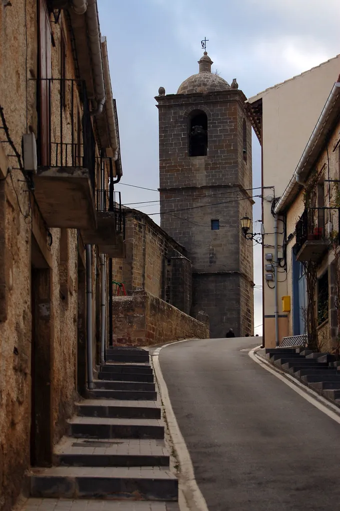 Petilla de Aragón. Torre de la iglesia de San Millán al fondo de la calle Ramón y Cajal