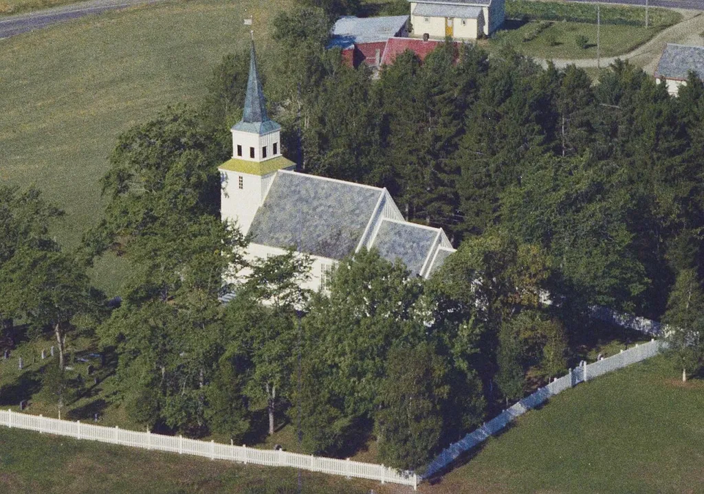 Følling kirke, Steinkjer kommune. Foto: WIderøes Flyveslekap, fra Nasjonalbibliotekets samling