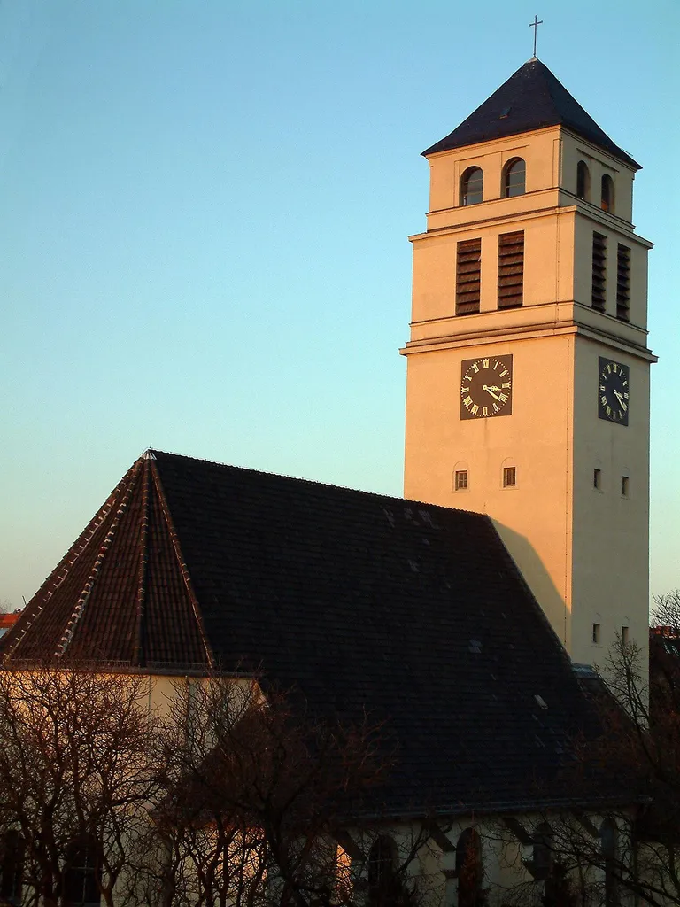 Markuskirche in Berlin-Steglitz im Abendlicht