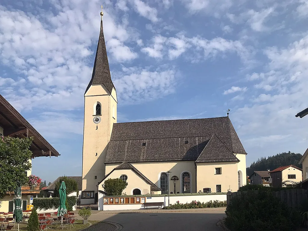 Pfarrkirche St. Ulrich in Neukirchen am Teisenberg in Oberbayern. Ansicht von Süden.