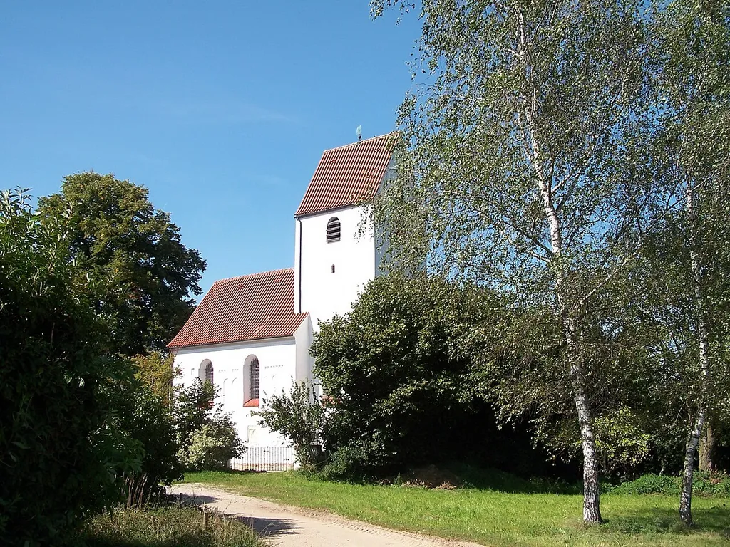 Attenhofen, Rannertshofen 7. Katholische Kirche St. Katharina. Saalkirche mit Steildach und eingezogenem Kastenchor, Chorturm mit Steildach, mit rundbogigen Blendfeldern, um 1200, barocker Ausbau im 18. Jahrhundert; mit Ausstattung.