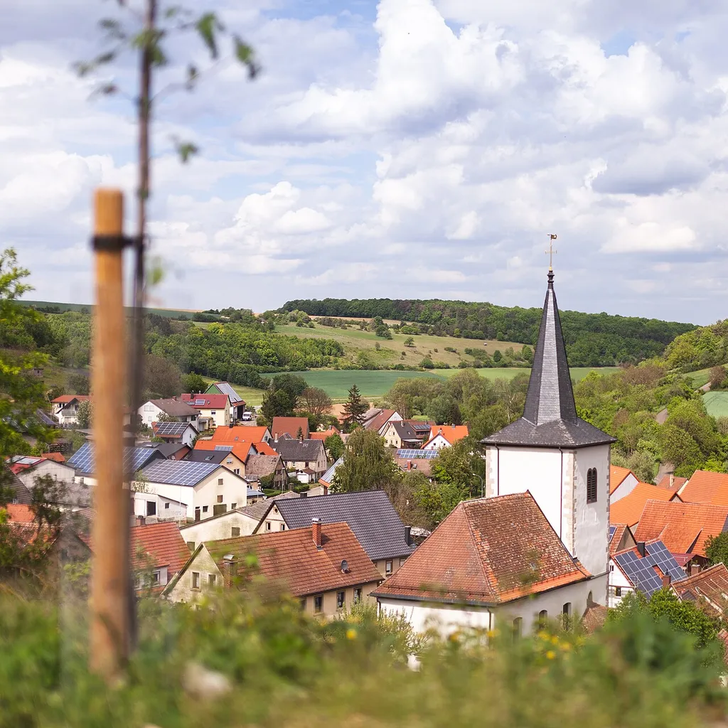 Blick auf Niederrimbach vom Eselweg aus. In der Bildmitte die evangelische Kirche.