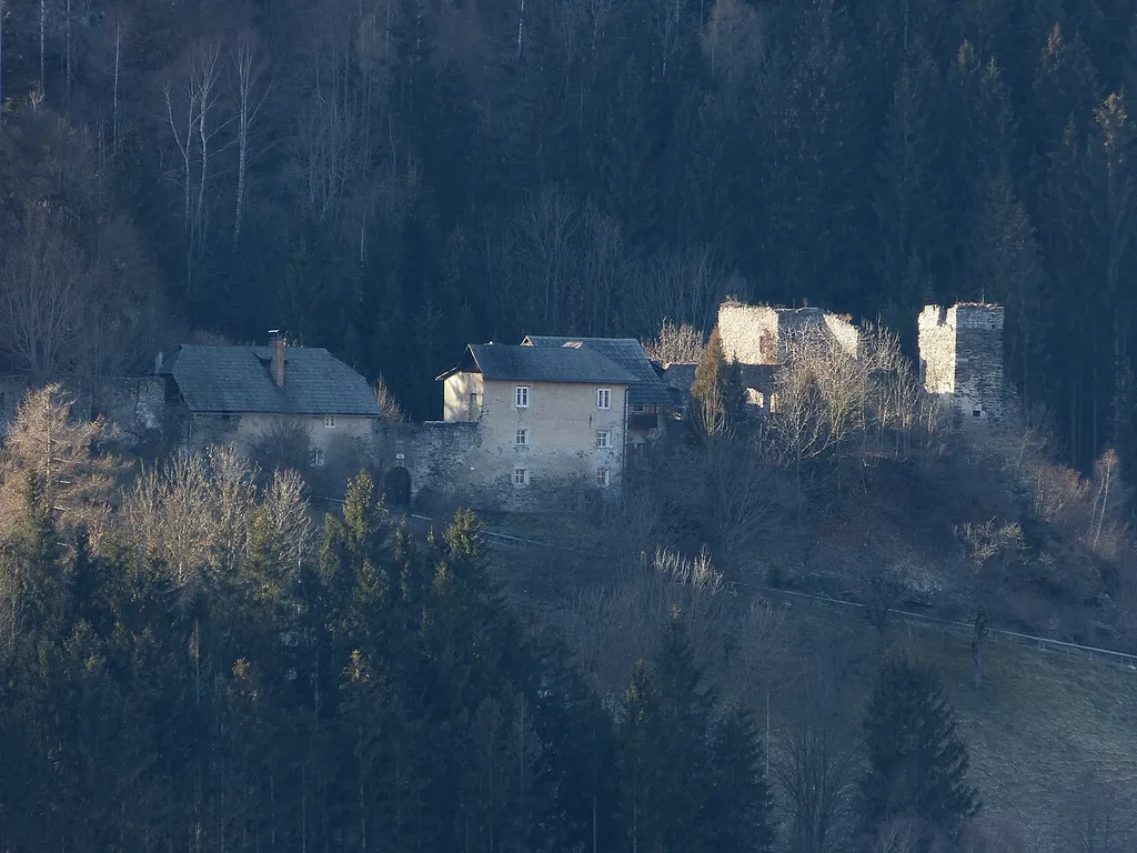 Friesach, Kärnten: Burg Lavant. links Vorburg, rechts Hauptburg.