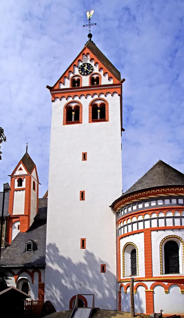 St. Medardus (Bendorf), Glockenturm und alte Apsis (1204), Ostseite