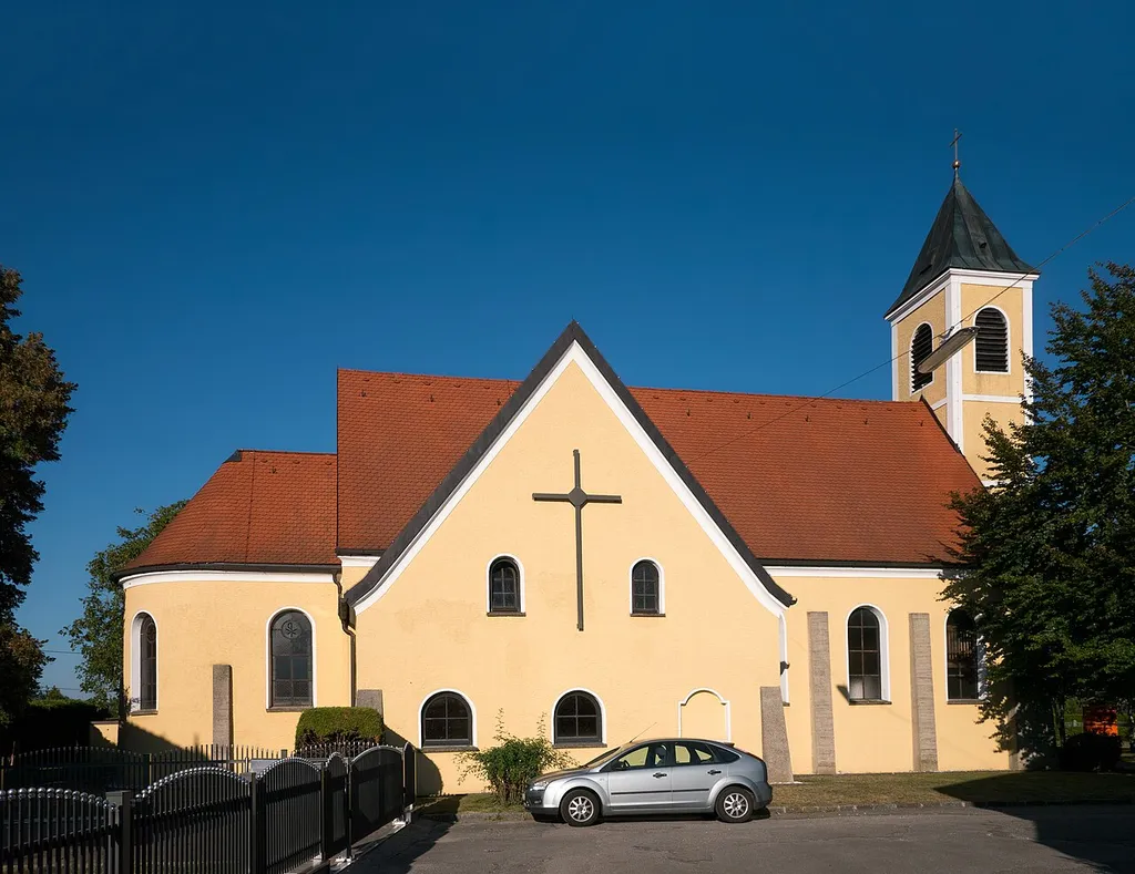 Kath. Pfarrkirche Maria Königin des Friedens und Pfarrzentrum