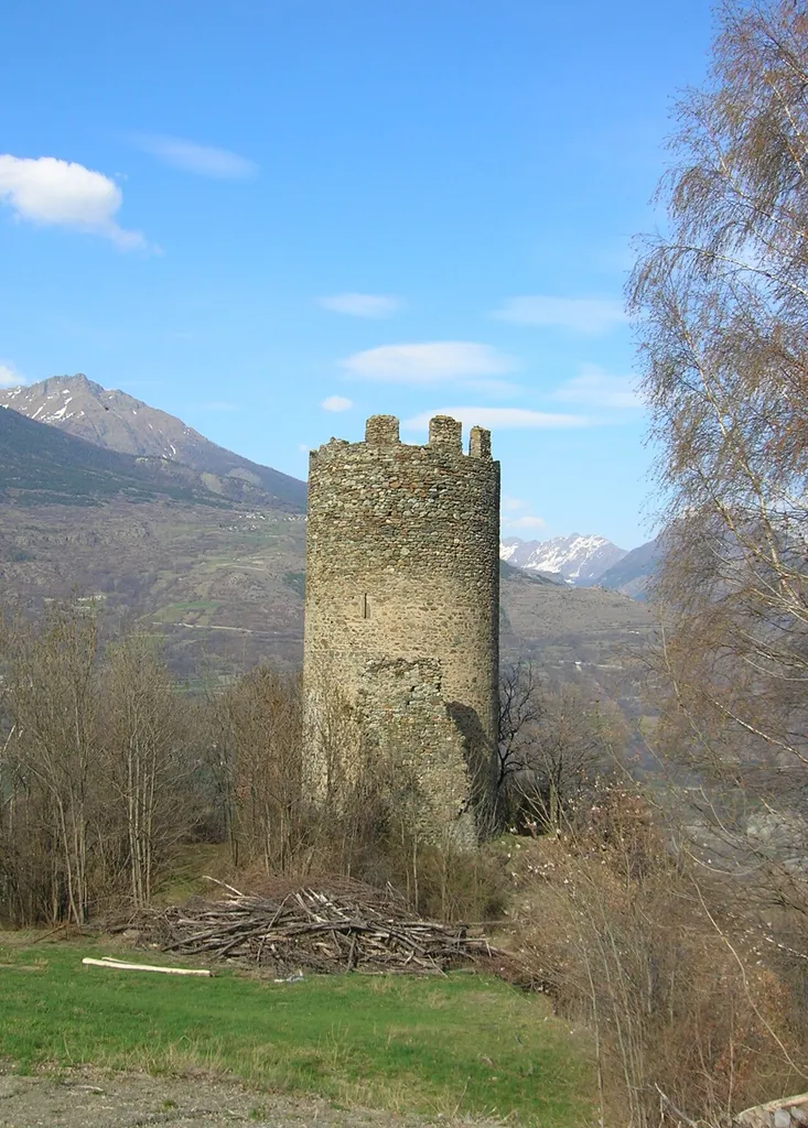 Panorama del Castello di Brissogne a inizio primavera, Brissogne, Valle d'Aosta, Italia.