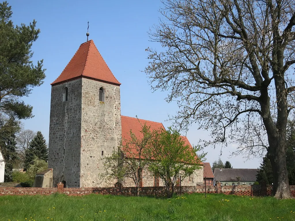 Boberow, Gemeinde Karstädt. denkmalgeschützte Dorfkirche von Südwesten
