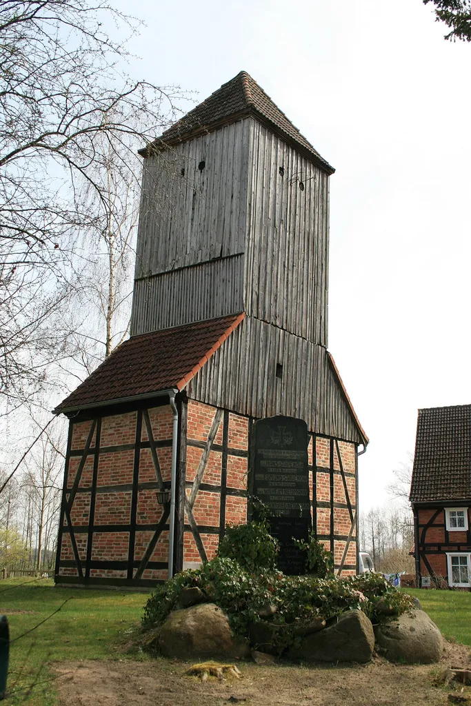 Nordwestansicht der Reste der Dorfkirche