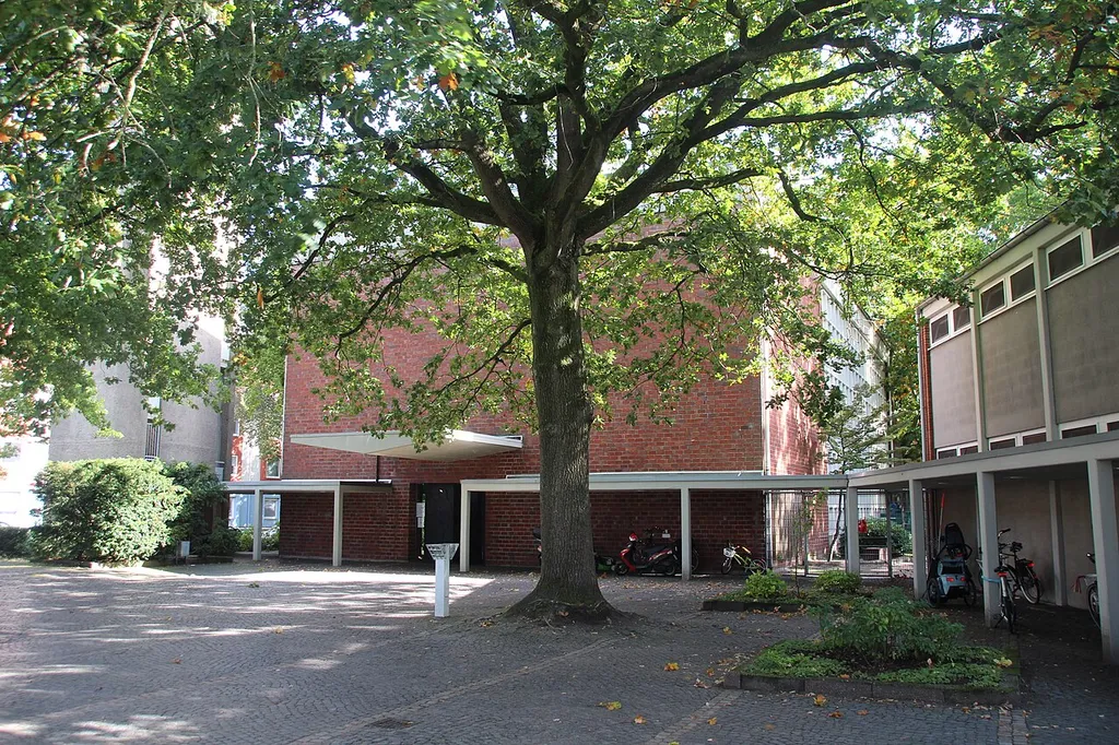 Die St. Johannes-Kirche in Oldenburg (Oldenburg) (Webseite der Kirchengemeinde) in Oldenburgs Stadtteil Kreyenbrück aus dem Jahr 1960 (s. Stadt Oldenburg (Hrsg.), Joachim Engelmann (Autor): Lebensstation Kreyenbrück. Aus der Geschichte der Hindenburg-Kaserne, Isensee-Verlag, Oldenburg 1995, S. 85 bis 90, ISBN 3-89598-269-5) ... Object location53° 06′ 37.69″ N, 8° 12′ 45.61″ E View this and other nearby images on: OpenStreetMap 53.110470; 8.212670