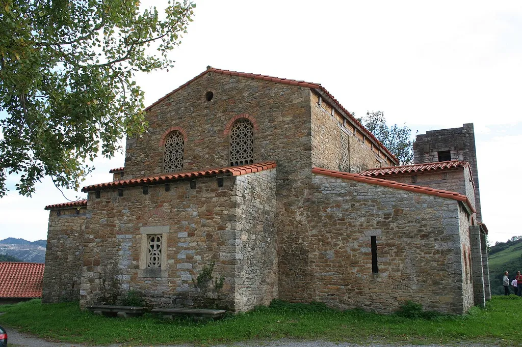 Santa María de Bendones vista lateral