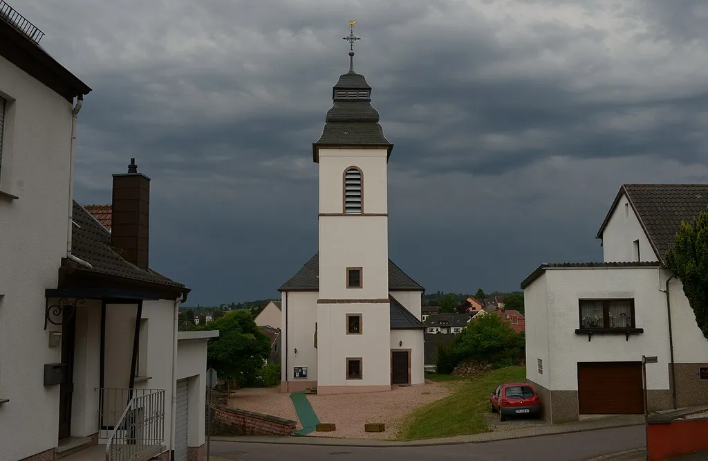 Evangelische Kirche in Uchtelfangen (Ortsteil von Illingen, Saarland), Friedrichstraße 9 (2018).