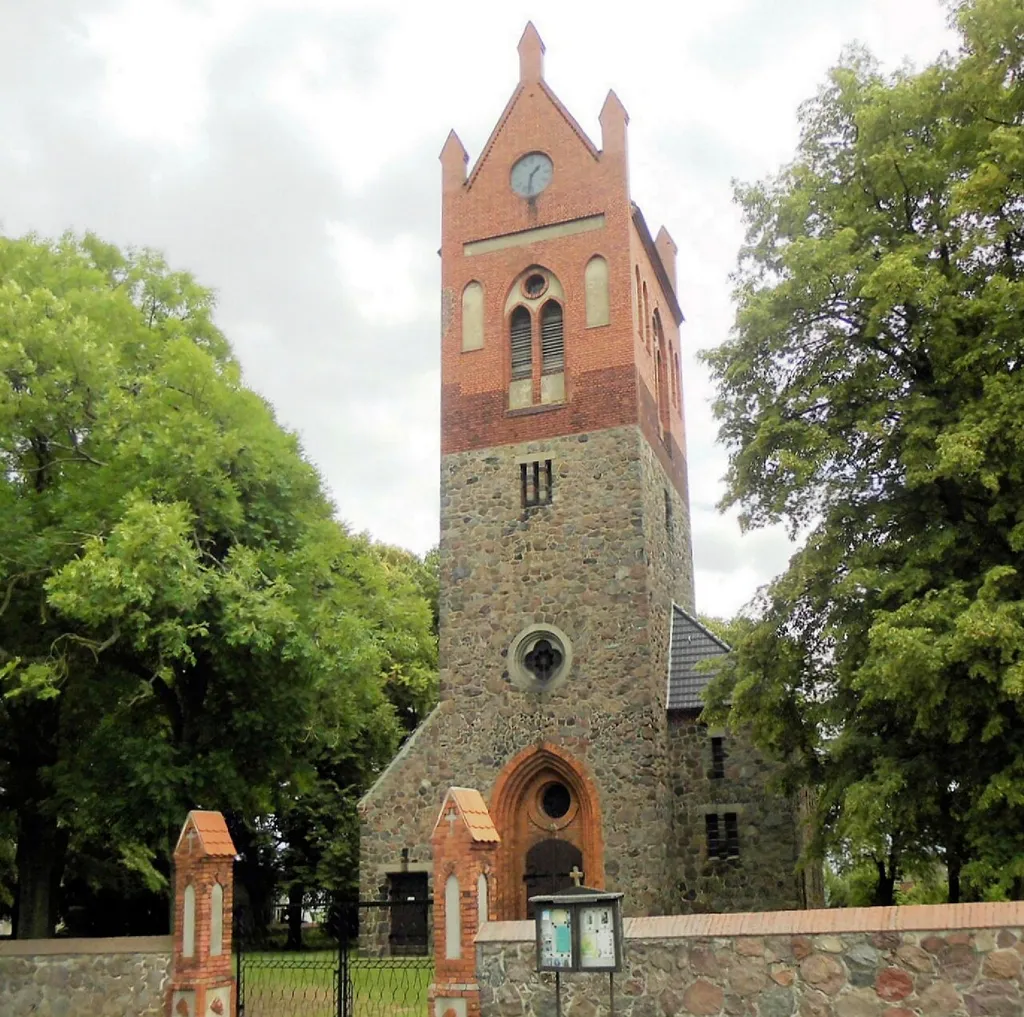 Kirche und Feldsteinmauer des Kirchhofs in Hasenfelde, Gemeinde Steinhöfel, Landkreis Oder-Spree, Deutschland