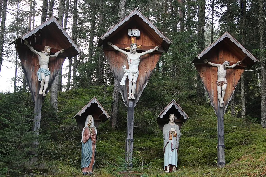 Die geschnitzte Kreuzgruppe mit Christus und den beiden Schächern sowie den Assistenzfiguren Maria und hl. Johannes stammt aus der 1. Hälfte des 19. Jahrhunderts und befindet sich südlich der Ulrichskapelle.
