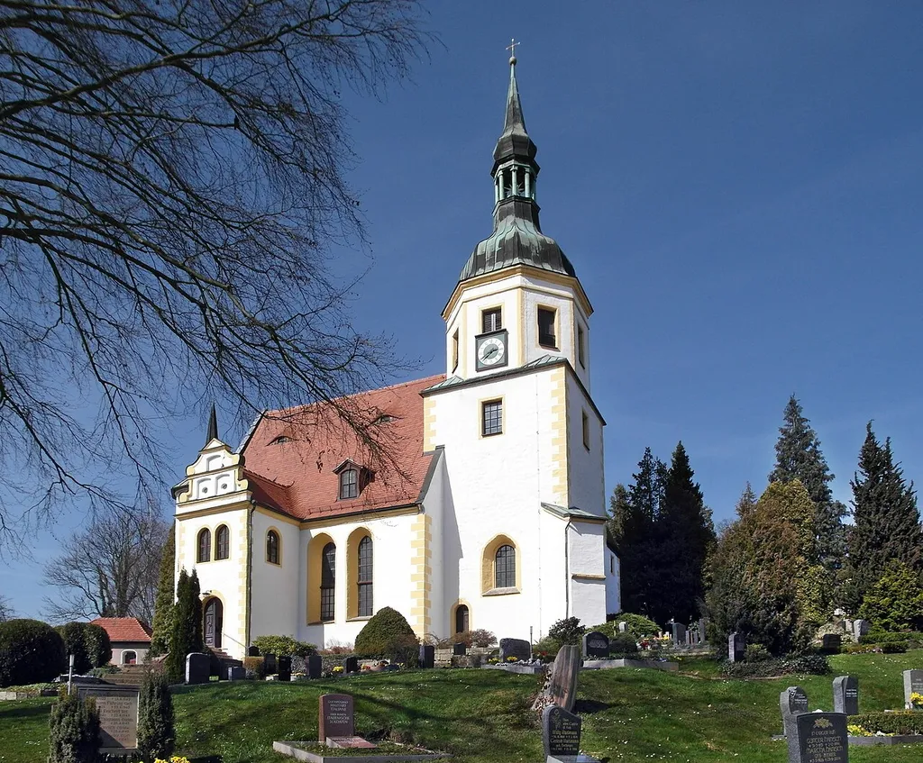 02.04.2016 01796 Struppen: Struppener Kirche, Kirchberg 1. Die Kirche wurde vom Deutschritterorden erbaut. Ersterwähnung Struppens war 1275, da stand die romanische Kirche schon. Heutige Kirche von 1740. Gotisches Chorgewölbe, barocke Turmhaube mit Laterne. Renaissancegiebel über dem Vorbau an der Hauptfront. [SAM4024.JPG]20160402520DR.JPG(c)Blobelt