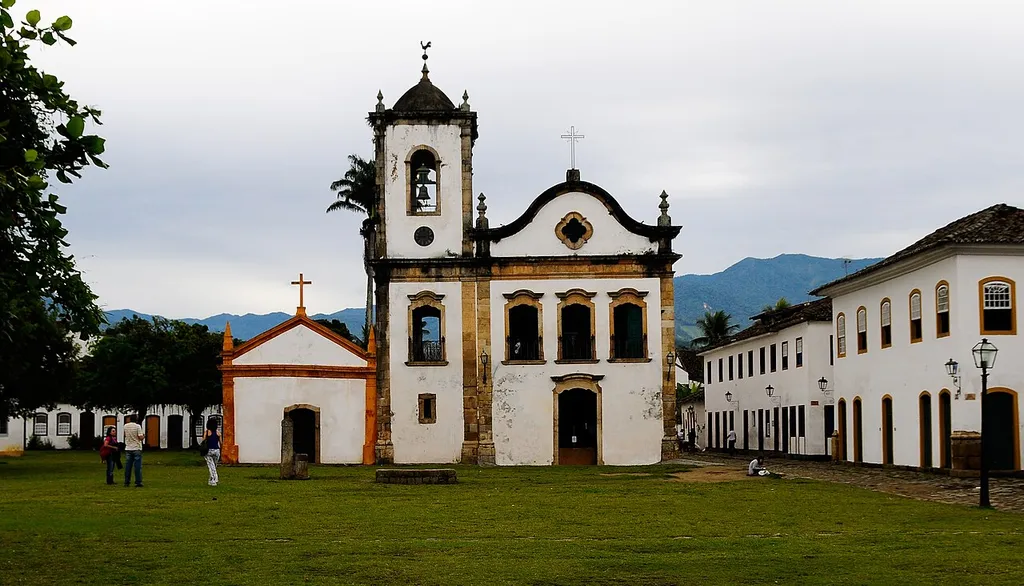 Imagem da igreja, tirada do mar