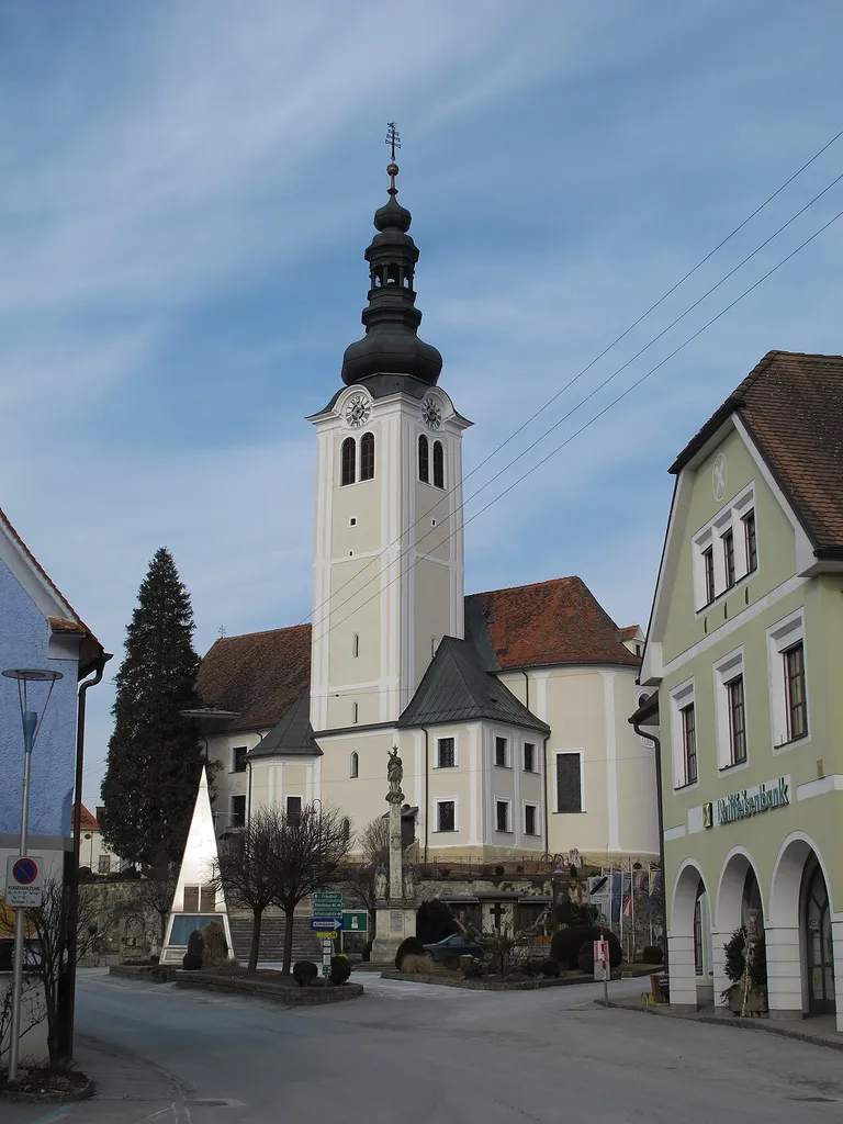 Pfarrkirche Sankt Ruprecht an der Raab, davor das Foucaultsches Pendel