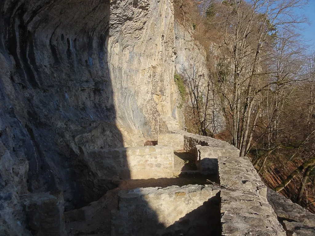 Die Ruine der Grottenburg Riedfluh bei Eptingen.