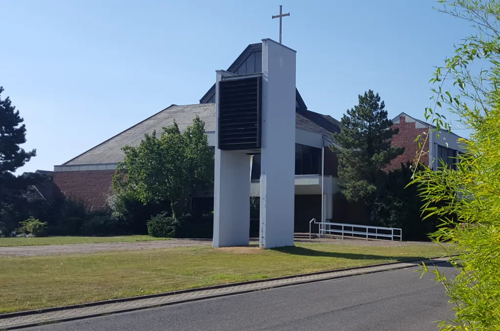 Die Herz-Jesu-Kirche, in Hoven, mit separatem Glockenturm.