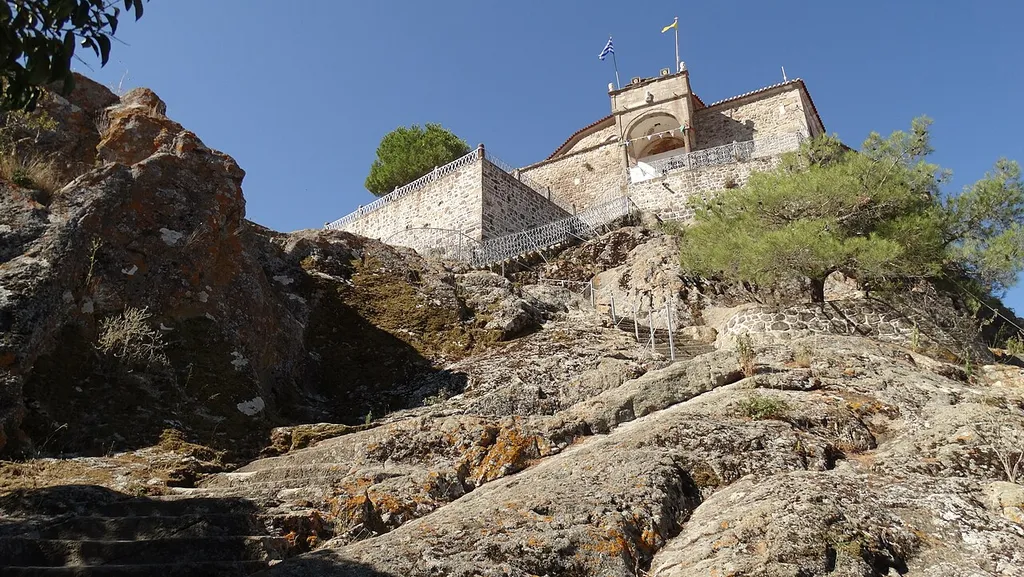 Ναός Κοίμησης της Θεοτόκου στην Πέτρα