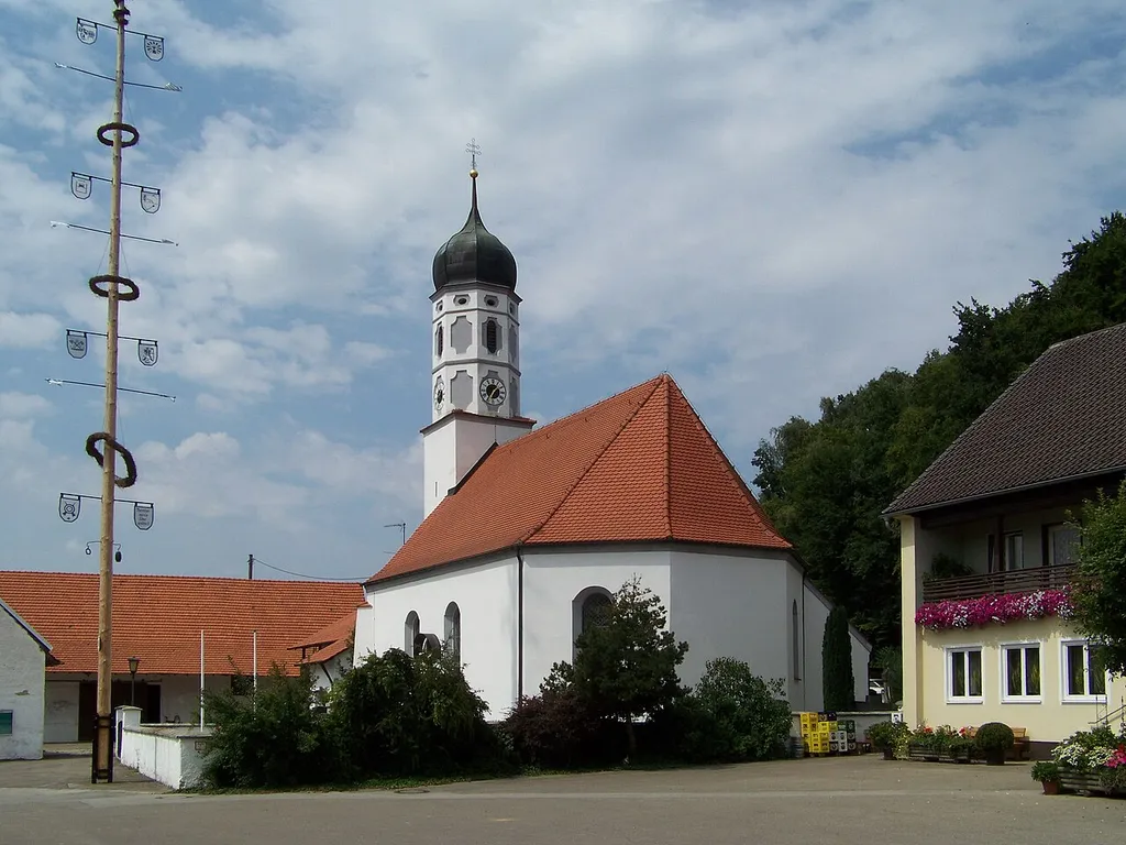 Aiglsbach, Oberpindhart, Sankt-Stephan-Platz 2, Katholische Filialkirche St. Stephan. Saalkirche mit Steildach, dreiseitig geschlossen, Westturm mit Oktogon und Zwiebelhaube, barock, 17./18. Jahrhundert; mit Ausstattung.