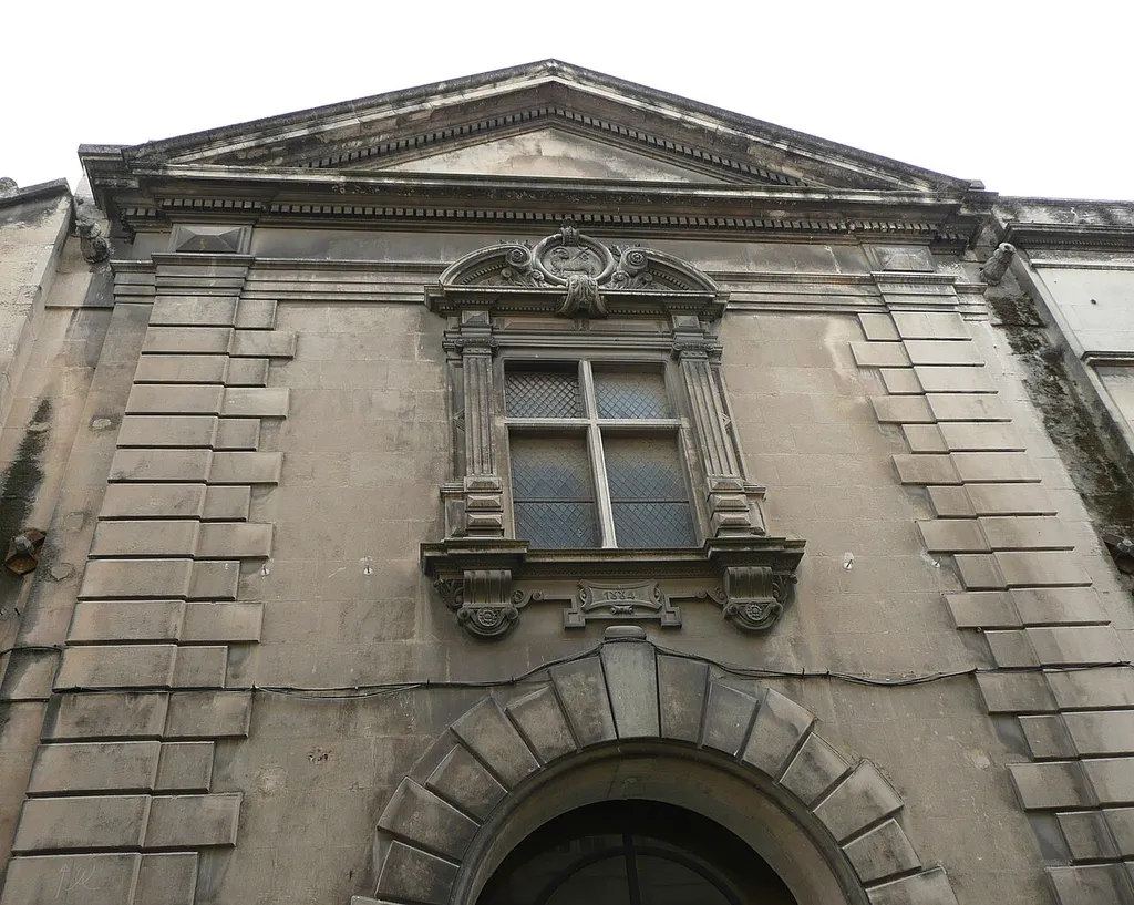 Façade refaite en 1884 par l'architecte Auguste Véran, de la chapelle des Trinitaires de 1630, au n°38 de la rue de la République à Arles (13).