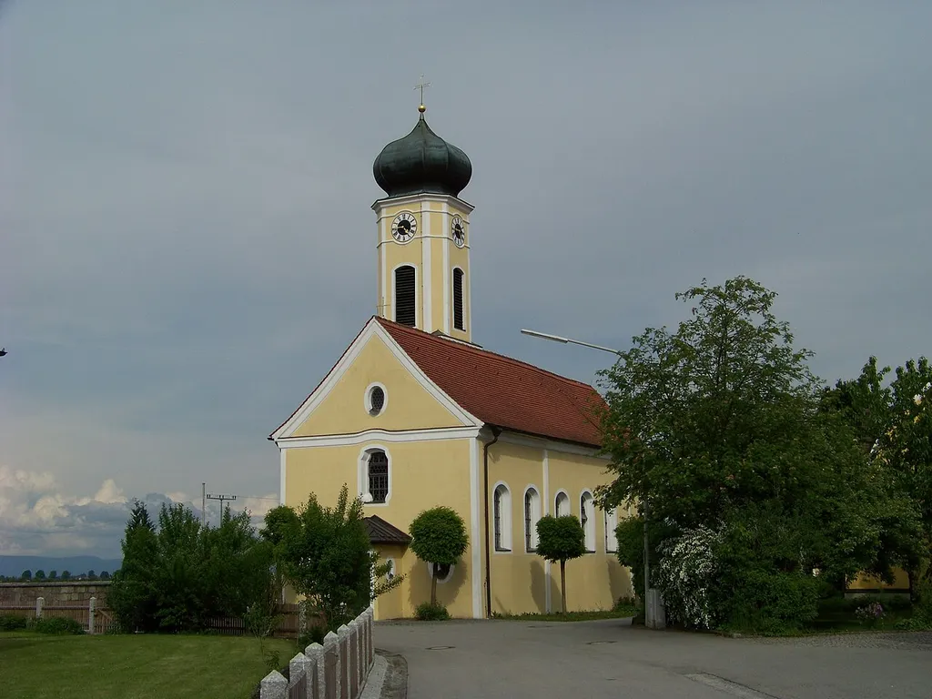 Pilsting, Parnkofen, Sankt-Ottilien-Straße 18. Katholische Filialkirche St. Aegidius, Margareta und Ottilia, barocker Saalbau mit eingezogenem Chor, Neubau nach Plänen von Johann Georg Hirschstetter 1736, 1929 Langhauserweiterung und Errichtung von Turm und Sakristei; mit Ausstattung.