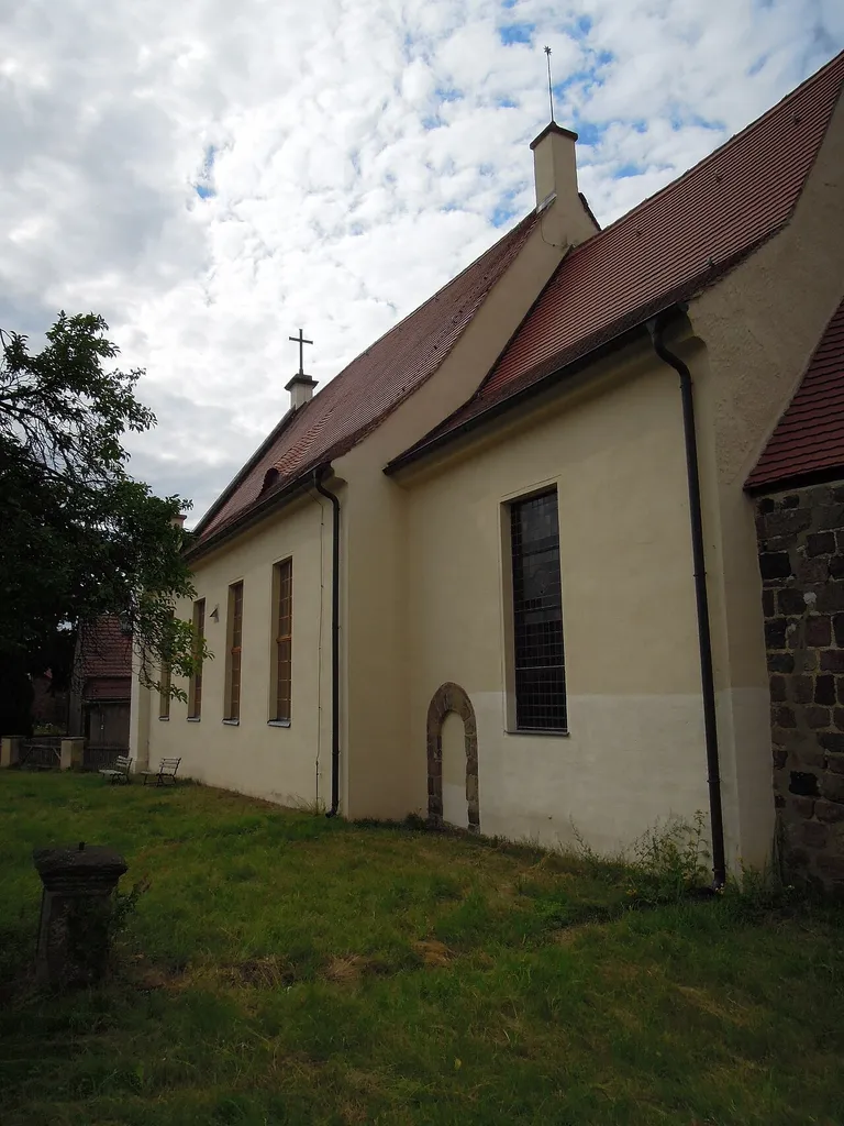 Dorfkirche Kropstädt -Südostansicht Hochkant- im August 2020
