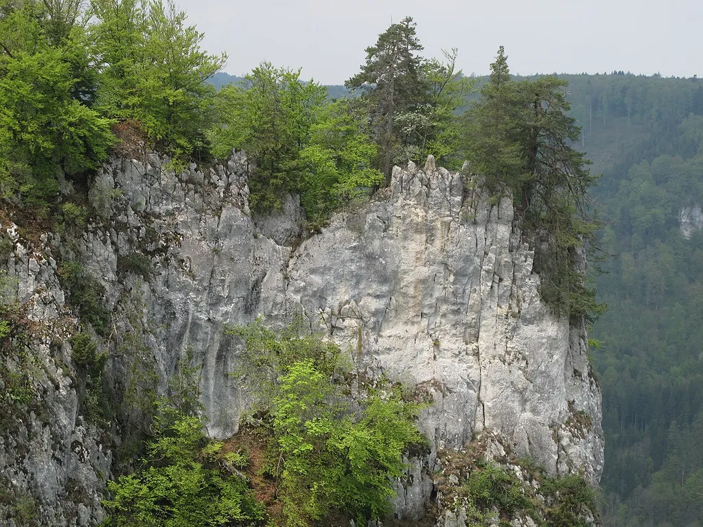 Burgfelsen der Ruine Lengenfeld mit Kernburg.
