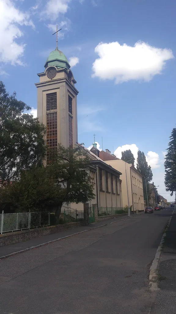 Kostel Nejsvětějšího Srdce Ježíšova v Kročehlavech, pohled od zastávky autobusu, věž