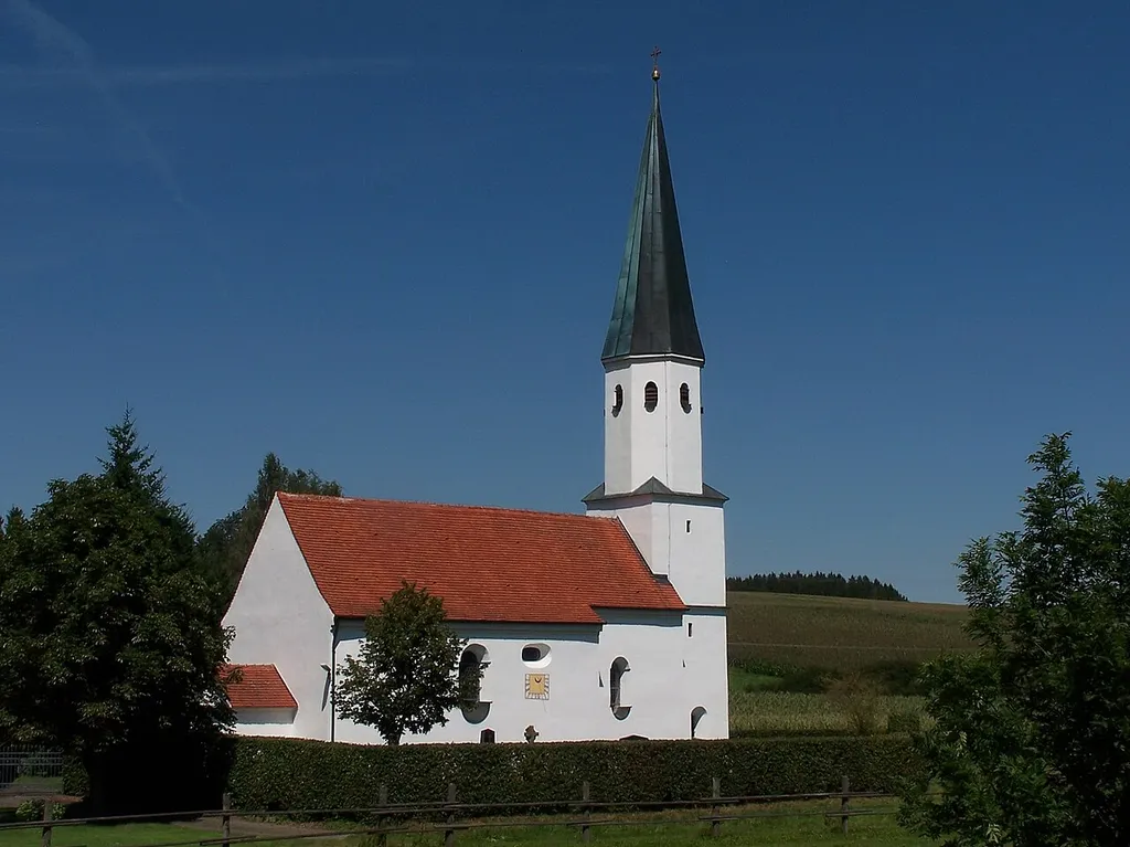 Obersüßbach, Obermünchen. Kirche St. Stephanus. Im Kern romanisch, barock ausgebaut; mit Ausstattung.