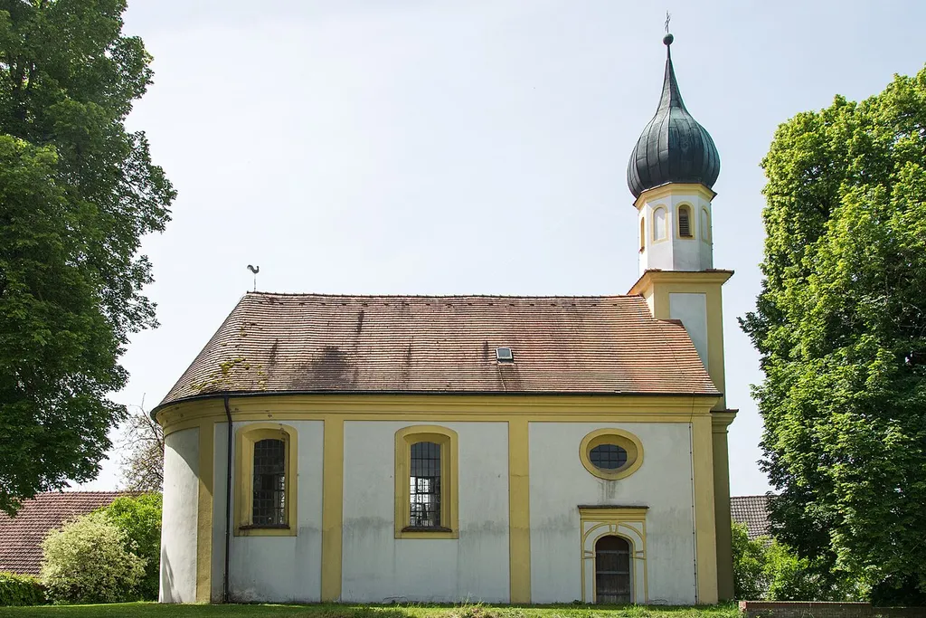 Filialkirche St. Leonhard: Saalkirche mit vorgesetztem Westturm, Gliederung durch Lisenen und umlaufendes Gesims, Turm mit Geschossgliederung und Kuppelhaube, barocke Anlage von 1696-1707; mit Ausstattung.