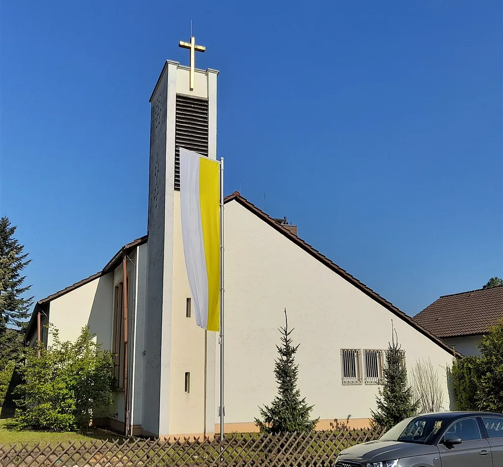 Außenansicht der katholischen Heilig-Kreuz-Kirche in Neu-Isenburg von Südosten