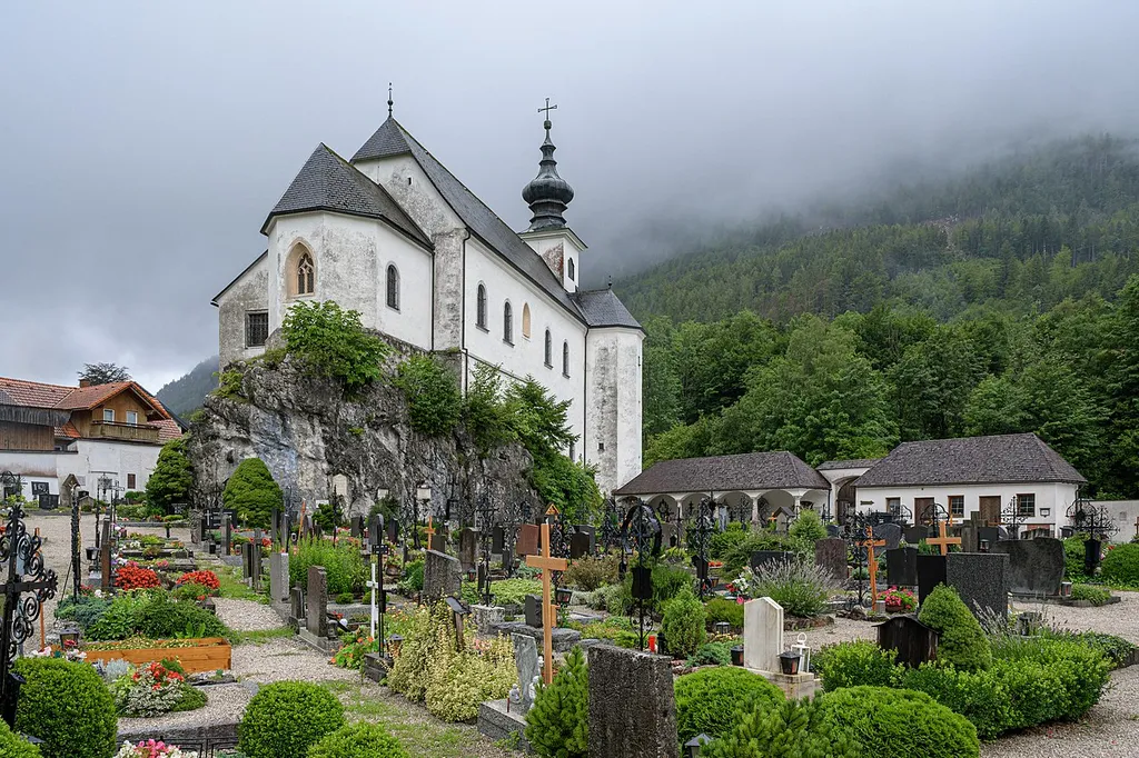 The late Gothic church of St. Leonhard stands on the east side on a large rock. It has two floors (upper and lower church) and is surrounded on three sides by a cemetery. The belfry is a roof turret with an onion helmet. The arcades with graves and vaults are on the north side of the church.