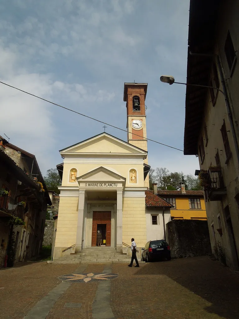 La chiesa di Cerro, frazione del comune italiano di Laveno-Mombello.